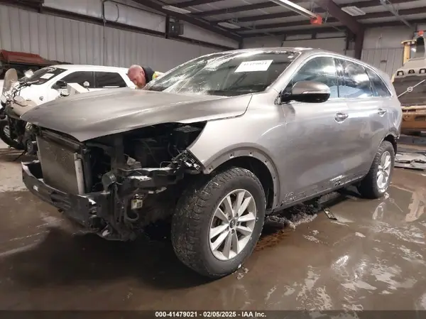 5XYPGDA50KG557256 2019 KIA SORENTO - Image 2
