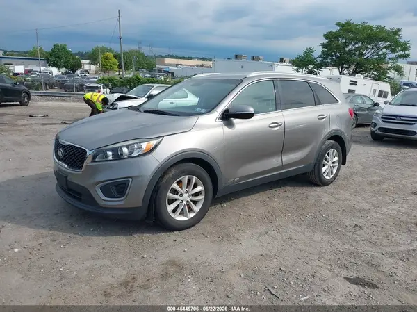 5XYPGDA51GG172053 2016 KIA SORENTO - Image 2