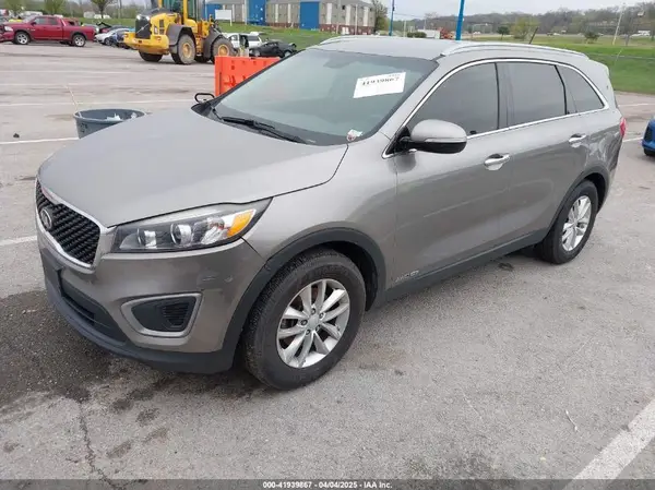 5XYPGDA51HG196662 2017 KIA SORENTO - Image 2