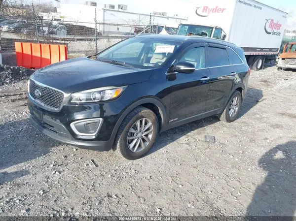 5XYPGDA51HG231698 2017 KIA SORENTO - Image 2
