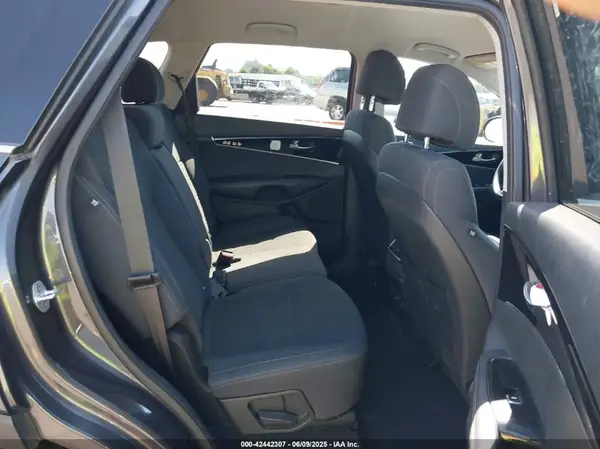 5XYPGDA51HG234651 2017 KIA SORENTO - Image 8
