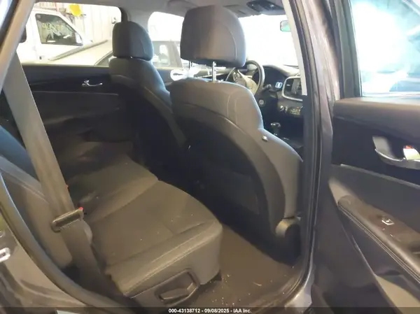 5XYPGDA51HG291805 2017 KIA SORENTO - Image 8