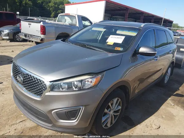 5XYPGDA51HG317562 2017 KIA SORENTO - Image 2