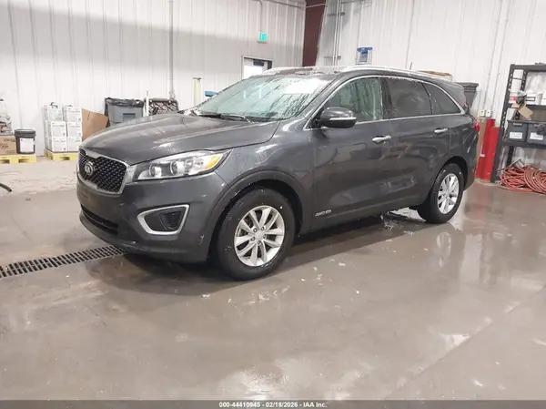 5XYPGDA51HG329307 2017 KIA SORENTO - Image 2