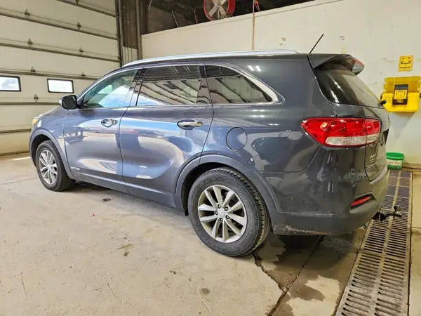 5XYPGDA51HG330005 2017 KIA SORENTO - Image 2