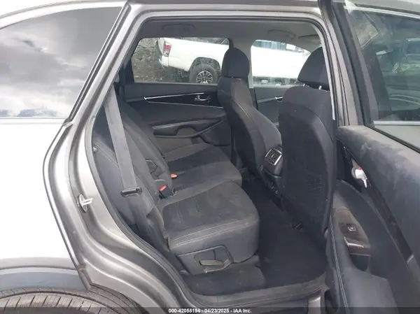 5XYPGDA51JG374219 2018 KIA SORENTO - Image 8