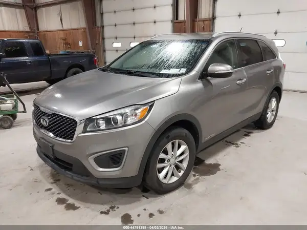 5XYPGDA51JG392686 2018 KIA SORENTO - Image 2
