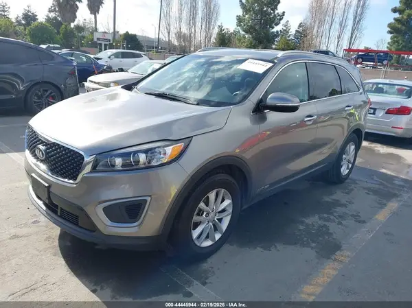 5XYPGDA52HG228129 2017 KIA SORENTO - Image 2