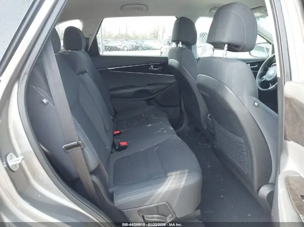 5XYPGDA52HG228678 2017 KIA SORENTO - Image 8