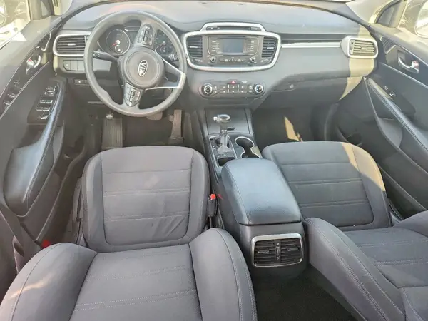 5XYPGDA52HG275645 2017 KIA SORENTO - Image 8