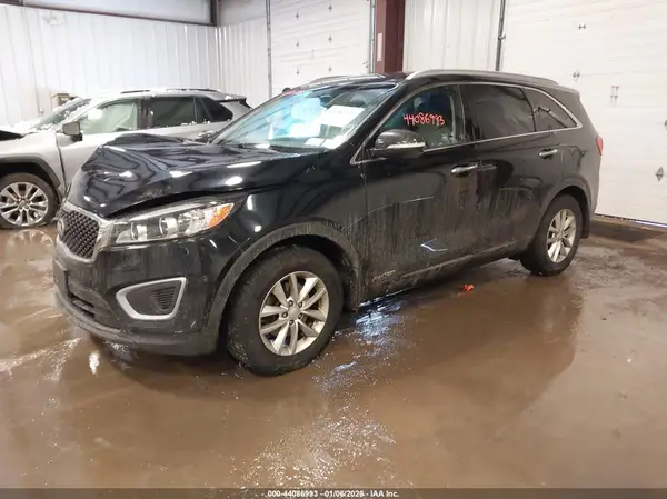 5XYPGDA52JG421855 2018 KIA SORENTO - Image 2