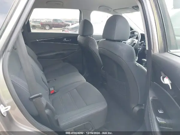 5XYPGDA52KG488358 2019 KIA SORENTO - Image 8