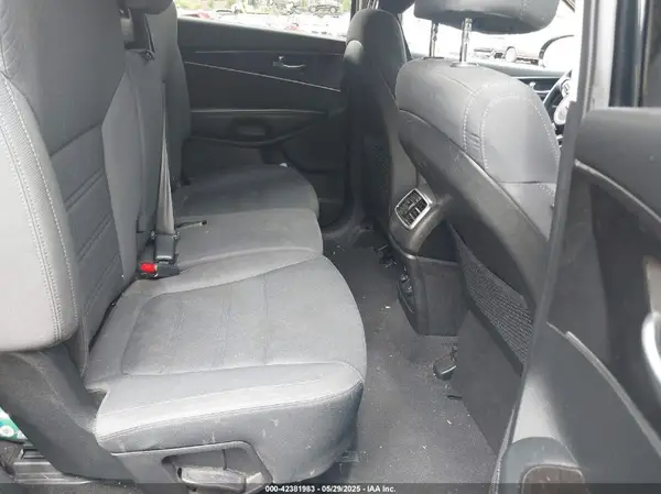 5XYPGDA53HG320799 2017 KIA SORENTO - Image 8
