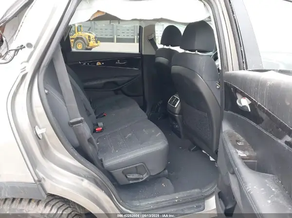 5XYPGDA53JG370995 2018 KIA SORENTO - Image 8
