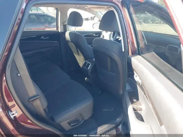 5XYPGDA53KG563276 2019 KIA SORENTO - Image 8