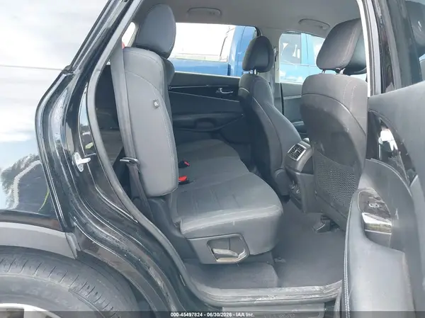 5XYPGDA54HG192637 2017 KIA SORENTO - Image 8