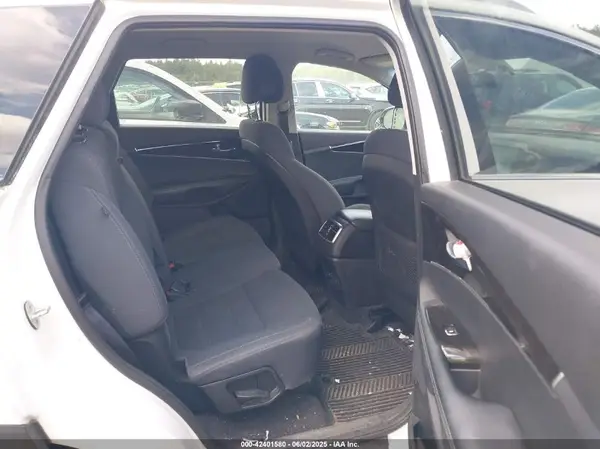 5XYPGDA54HG192959 2017 KIA SORENTO - Image 8