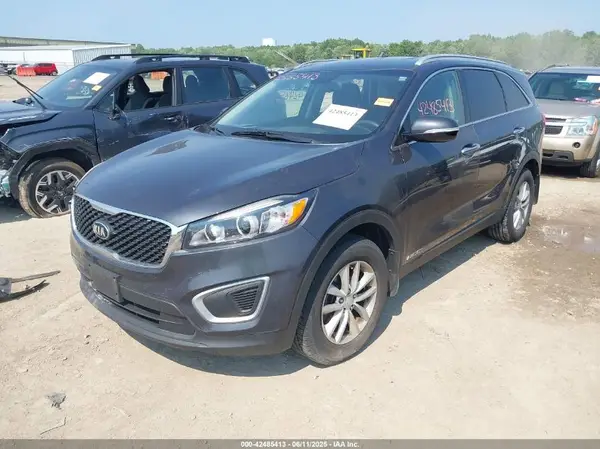 5XYPGDA54HG224387 2017 KIA SORENTO - Image 2