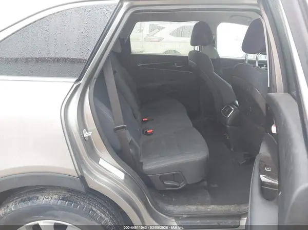5XYPGDA55HG192498 2017 KIA SORENTO - Image 8