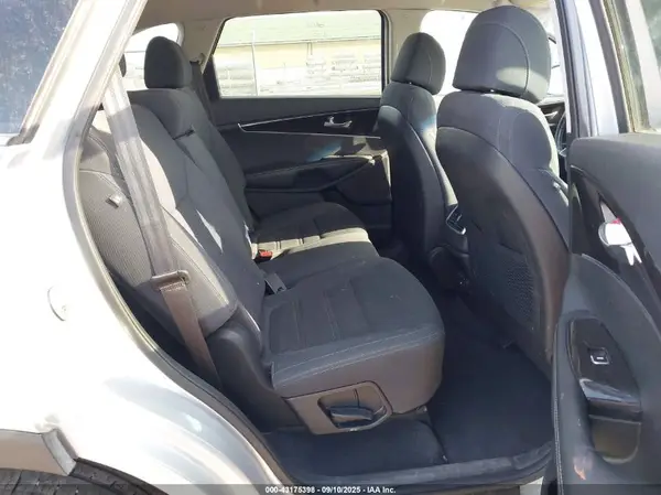 5XYPGDA55HG193988 2017 KIA SORENTO - Image 8