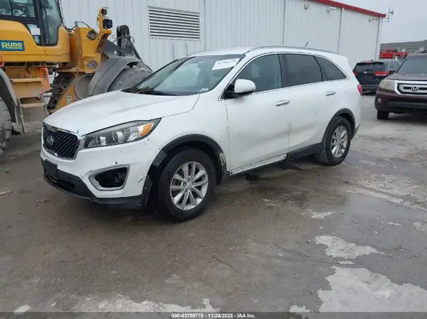 5XYPGDA55HG197443 2017 KIA SORENTO - Image 2