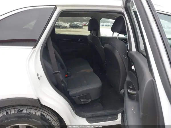 5XYPGDA55HG197443 2017 KIA SORENTO - Image 8