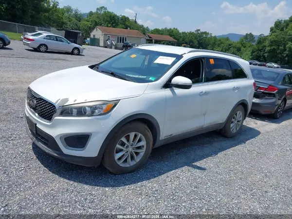 5XYPGDA55HG197989 2017 KIA SORENTO - Image 2
