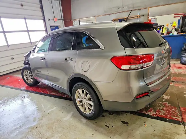 5XYPGDA55HG212135 2017 KIA SORENTO - Image 2