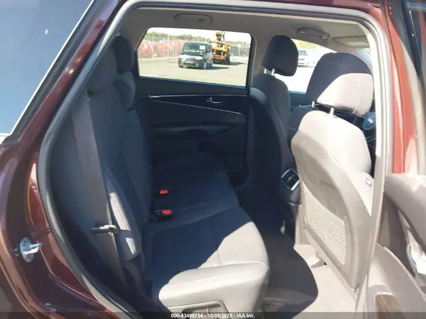 5XYPGDA55HG229856 2017 KIA SORENTO - Image 8
