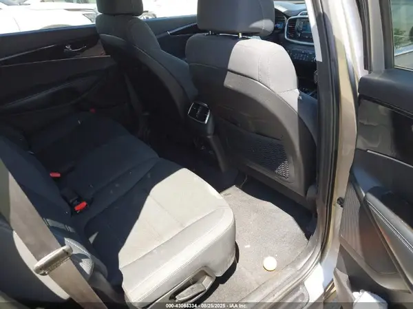 5XYPGDA55HG292388 2017 KIA SORENTO - Image 8