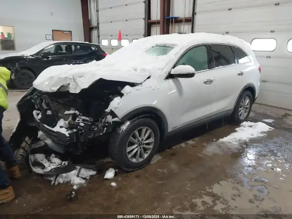 5XYPGDA55KG570746 2019 KIA SORENTO - Image 2