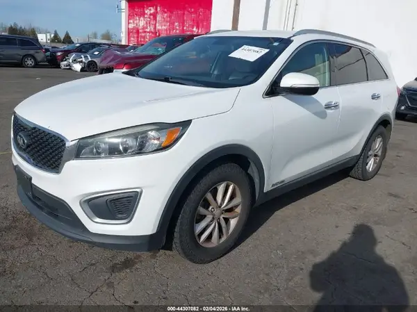 5XYPGDA56GG060879 2016 KIA SORENTO - Image 2