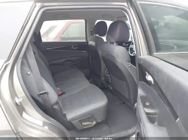 5XYPGDA56GG135743 2016 KIA SORENTO - Image 8
