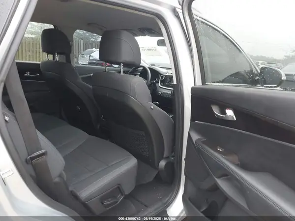 5XYPGDA56HG233267 2017 KIA SORENTO - Image 8