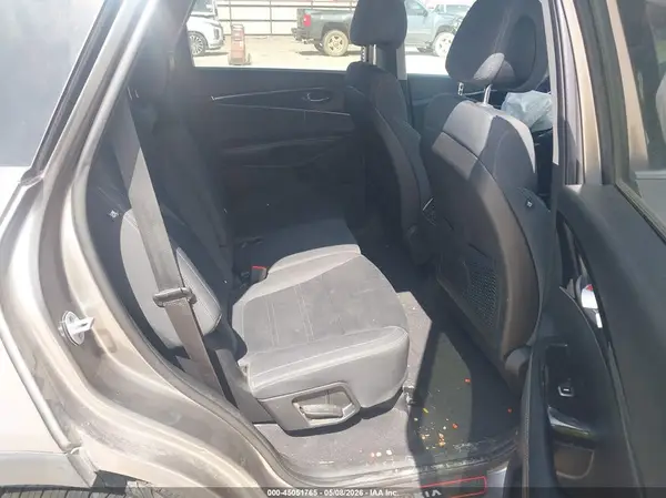5XYPGDA57HG196097 2017 KIA SORENTO - Image 8