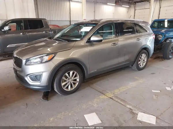 5XYPGDA57HG199307 2017 KIA SORENTO - Image 2