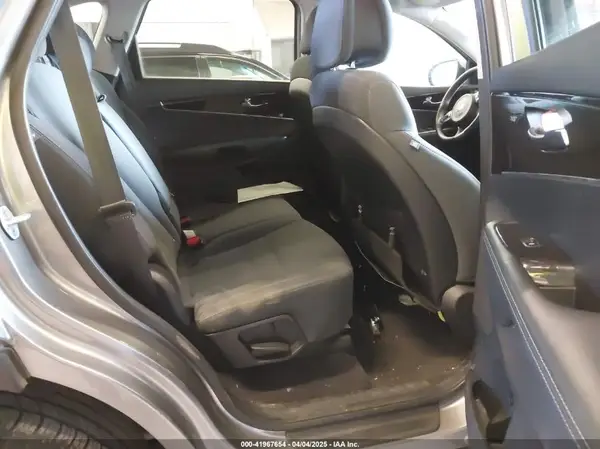 5XYPGDA57HG199307 2017 KIA SORENTO - Image 8