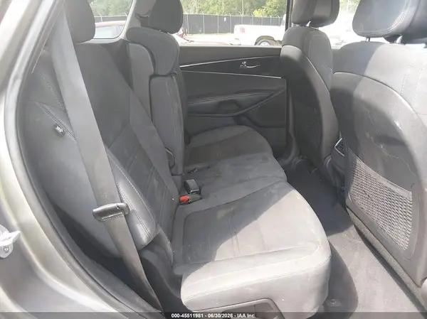 5XYPGDA57HG215053 2017 KIA SORENTO - Image 8
