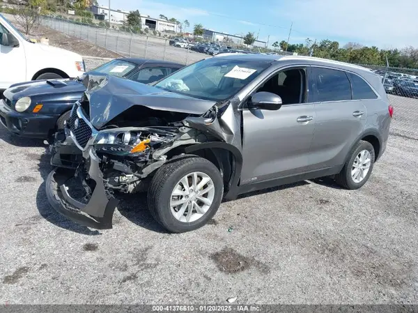 5XYPGDA57HG220379 2017 KIA SORENTO - Image 2