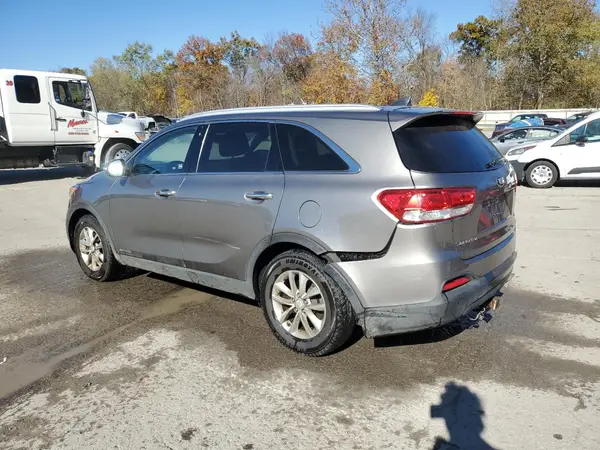 5XYPGDA57HG321678 2017 KIA SORENTO - Image 2