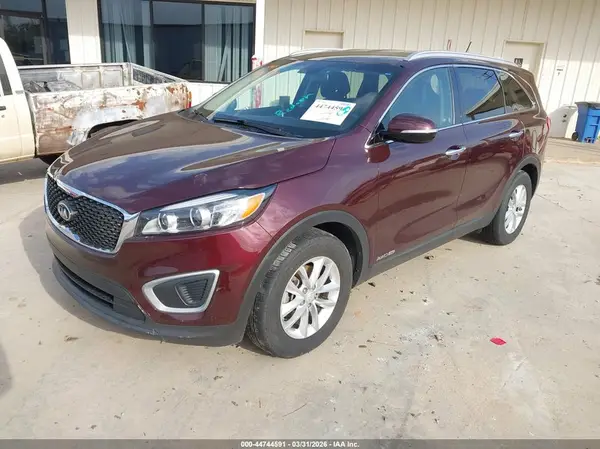 5XYPGDA57HG327321 2017 KIA SORENTO - Image 2