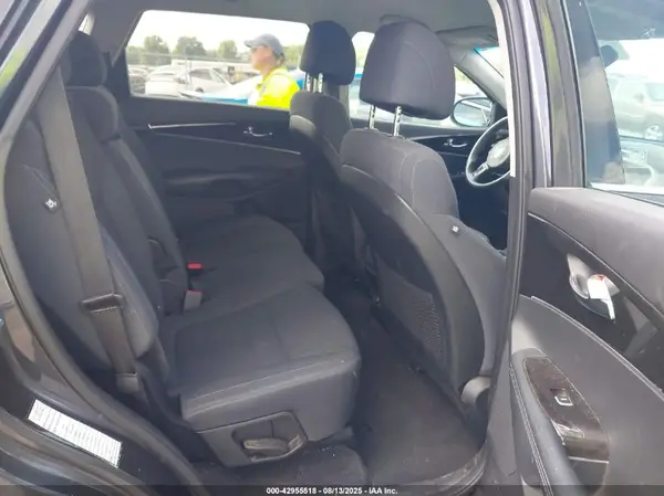 5XYPGDA57HG329988 2017 KIA SORENTO - Image 8