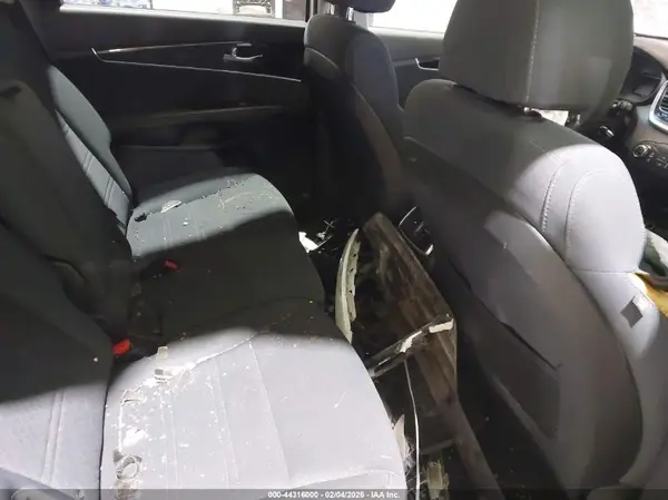 5XYPGDA57JG410776 2018 KIA SORENTO - Image 8
