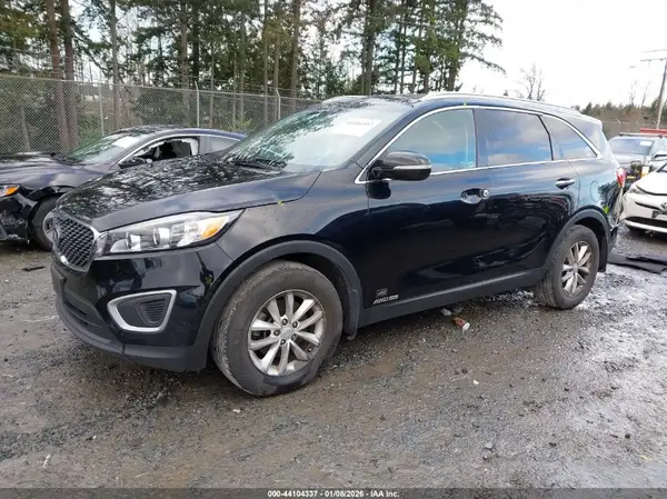 5XYPGDA57JG421821 2018 KIA SORENTO - Image 2