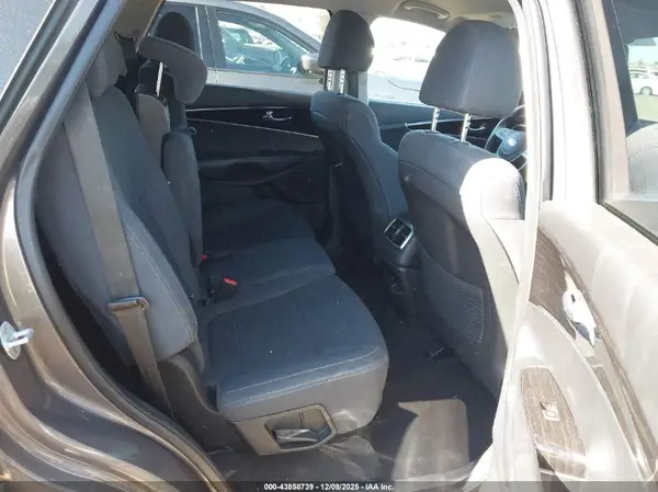 5XYPGDA57KG467800 2019 KIA SORENTO - Image 8