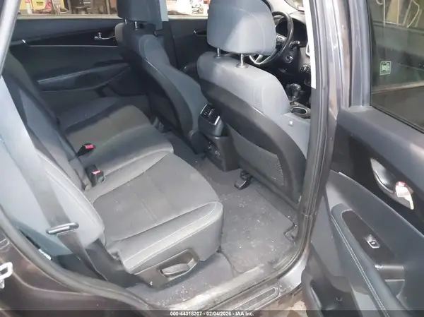 5XYPGDA58HG301617 2017 KIA SORENTO - Image 8