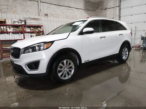 5XYPGDA58HG321818 2017 KIA SORENTO - Image 2