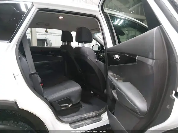 5XYPGDA58HG321818 2017 KIA SORENTO - Image 8