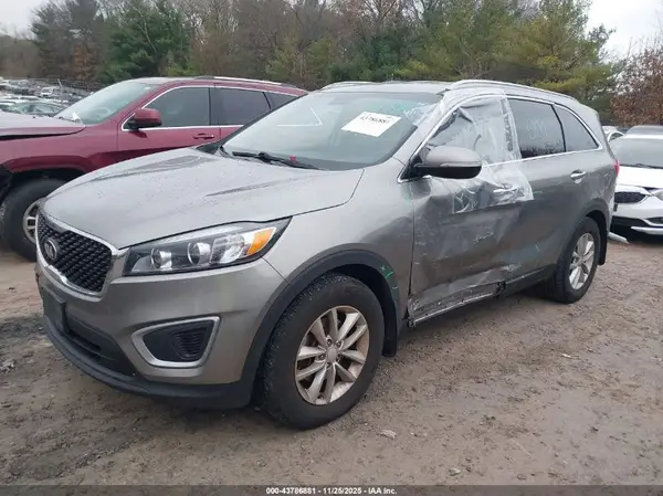 5XYPGDA58HG327019 2017 KIA SORENTO - Image 2