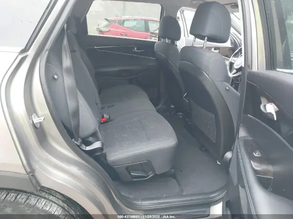 5XYPGDA58HG327019 2017 KIA SORENTO - Image 8